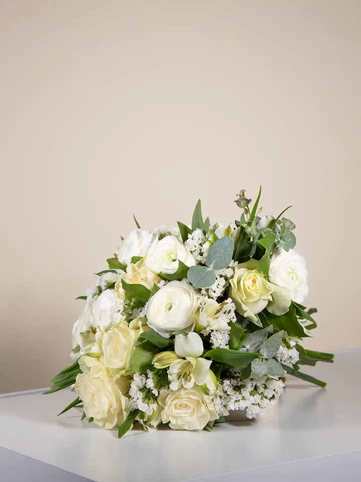 Bouquet di fiori bianchi con rose ranuncoli freesie close up